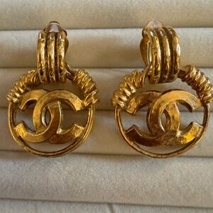 CHANEL Vintage Gold Plated CC Earrings Eyelash with CC Logo Clip-on in the Door